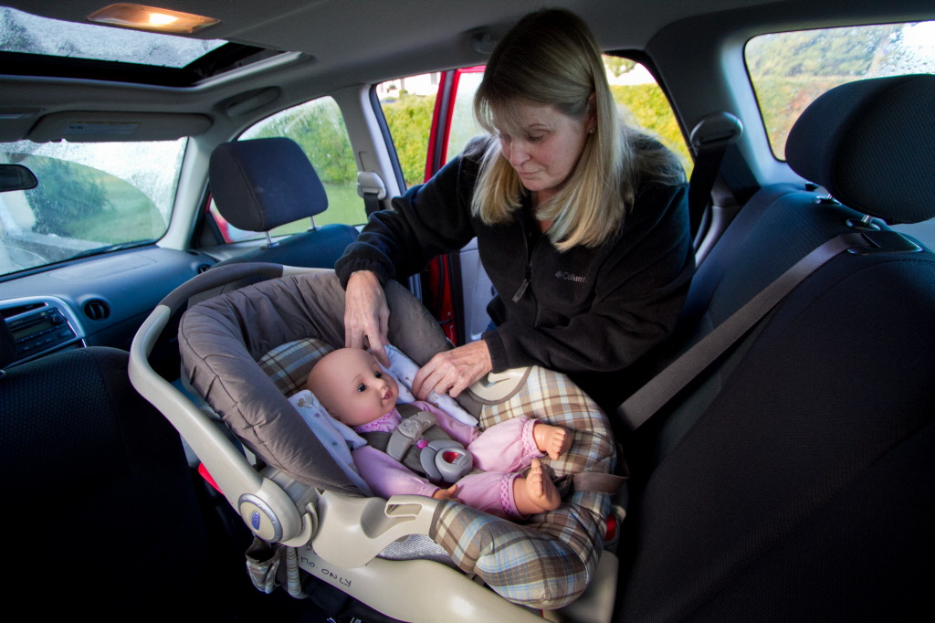 How To Install A Car Seat Base : How To Install Evenflo Safemax Car